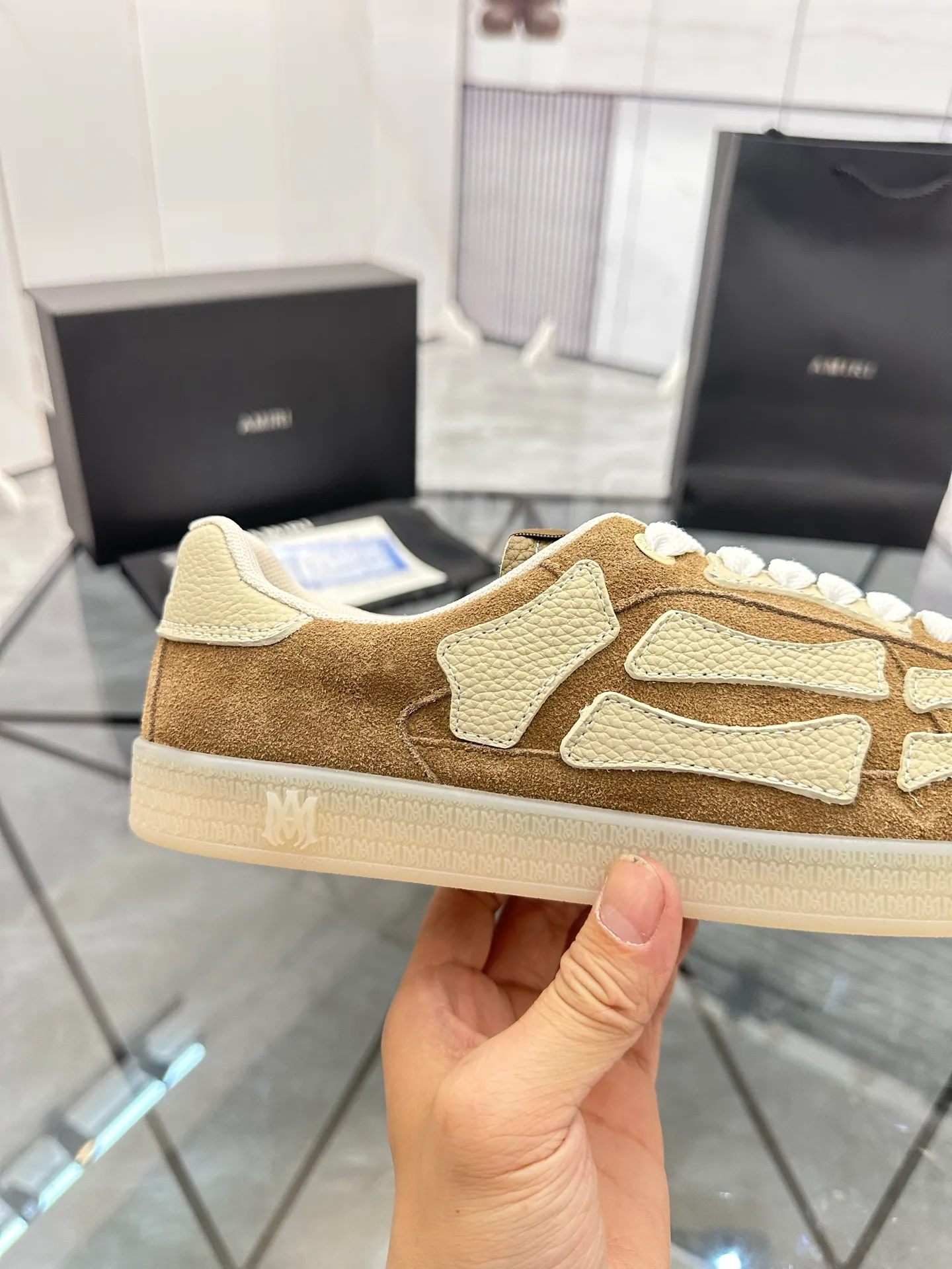 Men's shoes: 💰P600¥ Top quality in Guangzhou Product trademark: AMIRI* "Amir*" low-top casual shoes Regular size: 39-44 (can be customized to 45) Product material: Upper imported first-layer cowhide spliced ​​nubuck leather, breathable lining, original outsole. Number: 525